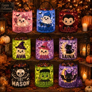 Puede incluir: Nueve cubos de dulces de Halloween cilíndricos con asas negras, cada uno con una ilustración de personaje única y un nombre personalizado. Los diseños incluyen fantasmas, un vampiro, un gato, un esqueleto, Frankenstein y un murciélago.