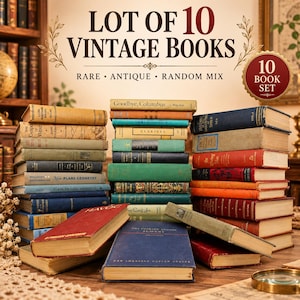 Può includere: Una collezione di dieci libri vintage con copertine rigide di vari colori, tra cui rosso, blu, verde e beige, impilati in tre colonne. Il testo sull'immagine recita LOT OF 10 VINTAGE BOOKS, RARE ANTIQUE RANDOM MIX e 10 BOOK SET.