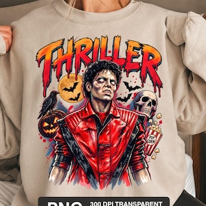 Puede incluir: Una sudadera beige de cuello redondo con un estampado gráfico de una persona con chaqueta de cuero roja y el texto THRILLER encima. El diseño incluye un cuervo, una calabaza, una calavera, murciélagos, una luna llena y palomitas.