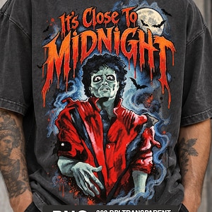Puede incluir: Una camiseta gris carbón de manga corta con un gráfico de una figura zombi con chaqueta roja. El texto "It's Close To MIDNIGHT" aparece en naranja sobre la figura, con una luna llena y murciélagos de fondo. La imagen incluye el texto "PNG 300 DPI TRANSPARENT BACKGROUND | HD".