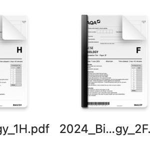 Op de afbeelding: Vier witte documenthoezen met zwarte ruggen, elk voorzien van het AQA-logo linksboven. De documenten zijn gelabeld als Biology, met duidelijke F- of H-aanduidingen en paginanummers 1 of 2, en bevatten een gevouwen hoekafbeelding rechtsboven.