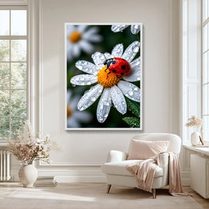 Peut inclure: Une coccinelle rouge vif avec des points noirs repose sur le centre jaune d'un pétale de marguerite blanche. Les pétales de la fleur sont couverts de gouttelettes d'eau claires, avec un arrière-plan de fleurs floues et de feuillage vert.