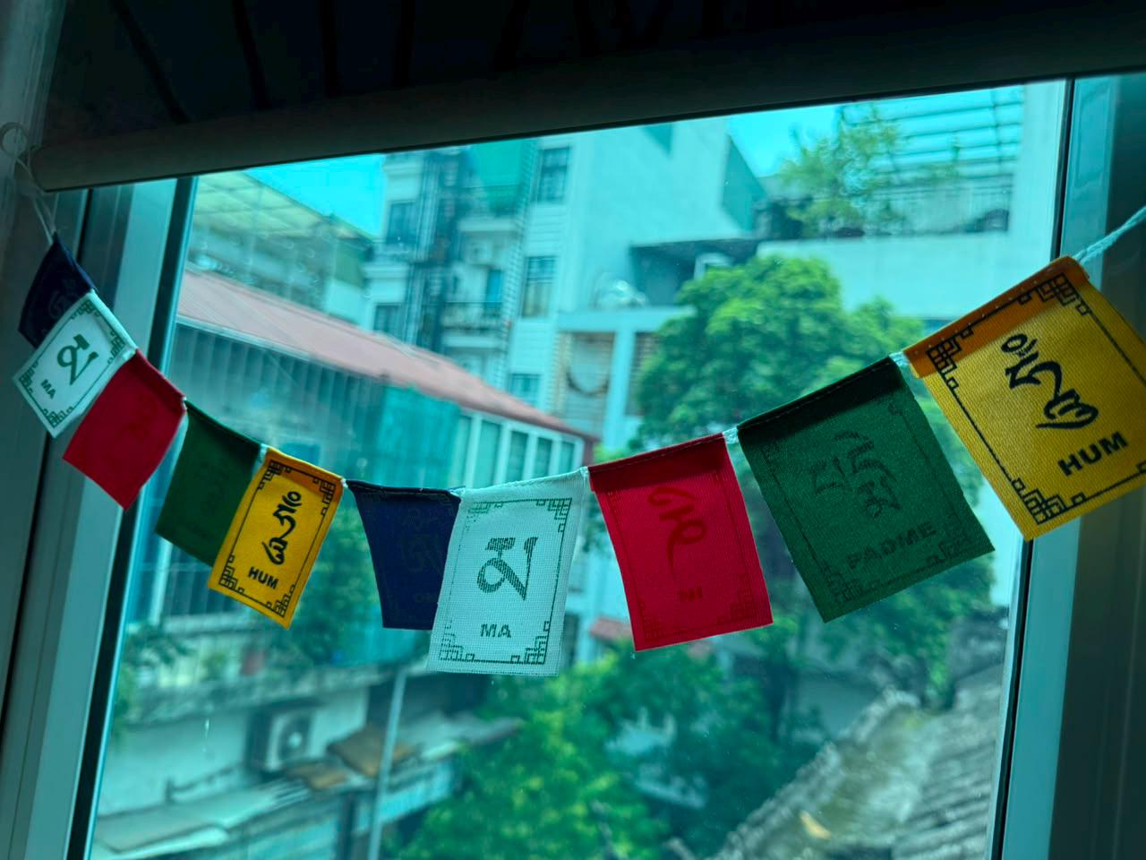 Blessed Om Mani Padme Hum Prayer Flags – Tibetan Buddhist Mantra Garland, Chenrezig Vajrayana Dharma Flags, 2 Sizes — image 4