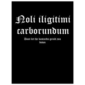 Op de afbeelding: Een zwart rechthoekig bord met witte tekst in een gotisch lettertype. De hoofdtekst luidt Noli iligitimi carborundum, gevolgd door de kleinere Engelse vertaling Dont let the bastards grind you down, gecentreerd op de zwarte achtergrond.