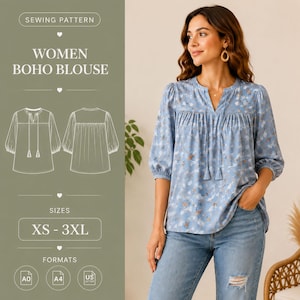 Puede incluir: Un patrón de costura para una blusa azul claro con estampado floral, con escote en V con lazos de borlas y mangas tres cuartos. El gráfico incluye dibujos técnicos de línea del frente y la espalda, con las tallas XS-3XL indicadas.