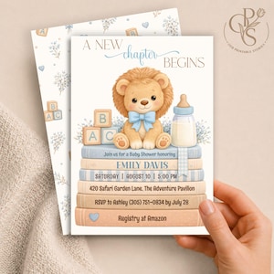 Puede incluir: Una tarjeta de invitación para baby shower con un león de dibujos animados con pajarita azul sentado sobre libros. El texto dice A NEW CHAPTER BEGINS, Join us for a Baby Shower honoring EMILY DAVIS, SATURDAY AUGUST 10 5:00 PM, 420 Safari Garden Lane, The Adventure Pavilion, RSVP to Ashley (305) 751-0834 by July 28, Registry at Amazon.