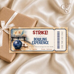 Può includere: Un biglietto regalo rettangolare per un'esperienza di bowling con un'illustrazione ad acquerello di una palla da bowling blu e birilli su una pista. Il testo recita STRIKE! You're going on a BOWLING EXPERIENCE, To: Austin, From: Adriana.