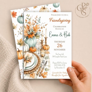 Puede incluir: Una tarjeta de invitación para Friendsgiving con una ilustración en acuarela de una mesa puesta con calabazas, hojas de otoño, velas y cubiertos. El texto dice: Please Join Us For A Friendsgiving Celebration Hosted By Emma & Bob.
