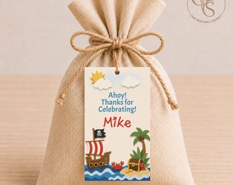 Op de afbeelding: Een beige stoffen buidel met een jute trekkoord, voorzien van een rechthoekig label met de tekst Ahoy! Thanks for Celebrating! Mike. Het label toont een piratenschip, een schatkist, een palmboom, een krab en een zon in de lucht.