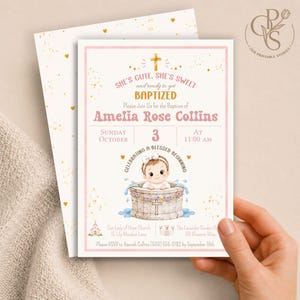 Puede incluir: Una tarjeta de invitación de bautizo rectangular con borde rosa, una cruz dorada y el texto She's Cute, She's Sweet and ready to get Baptized. Incluye el nombre Amelia Rose Collins, fecha, hora y una ilustración de dibujos de un bebé.