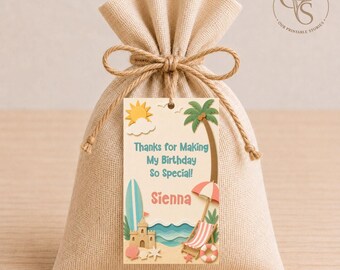 Op de afbeelding: Een beige stoffen cadeauzakje met een jute trekkoord, voorzien van een rechthoekig label met een strandillustratie. Het label toont een zon, palmboom, surfplank, zandkasteel en strandstoel met de tekst Thanks for Making My Birthday So Special! en de naam Sienna.