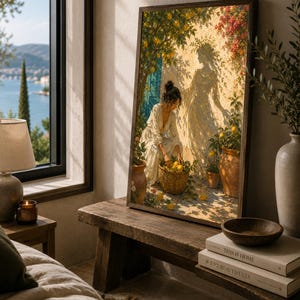 Può includere: Una stampa artistica verticale incorniciata che raffigura una persona con un abito bianco che raccoglie limoni gialli in un cesto di vimini. La scena mostra un cortile mediterraneo soleggiato con vasi di terracotta e piante rigogliose.