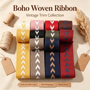 Puede incluir: Una colección de cintas tejidas en varios colores, incluyendo amarillo, rosa, rojo, marrón, negro, verde oliva y azul marino. Cada cinta presenta un patrón de chevrón repetitivo. El texto "Boho Woven Ribbon" y "Vintage Trim Collection" es visible.