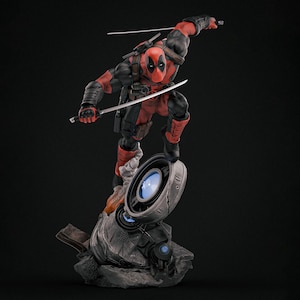 Puede incluir: Una figura de acción detallada de Deadpool en una pose de salto dinámica, con un traje rojo y negro y cinturones utilitarios. El personaje sostiene dos katanas plateadas y se apoya sobre una base de escombros metálicos desgastados.