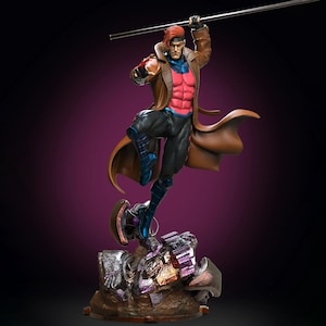 Può includere: Una statua da collezione dinamica di un personaggio dei fumetti con capelli castano-rossicci, che indossa un trench marrone sopra un pettorale rosa e pantaloni neri. La figura tiene un lungo bastone sopra la testa su una base metallica.