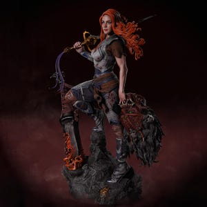 Può includere: Una dettagliata statuetta fantasy di una guerriera dai capelli rossi su una base rocciosa. La figura indossa un'armatura argentata con macchie simili a sangue, tiene una spada dorata sulla spalla e porta una testa di mostro squamosa mozzata.