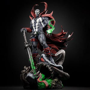 Puede incluir: Una figura coleccionable de Spawn muy detallada que muestra al personaje con un traje gris oscuro con marcas blancas, una capa roja fluida y guanteletes rojos con púas. La figura se alza sobre una base de criatura y sostiene una espada.