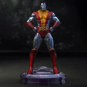 Può includere: Una statuetta in piedi di un personaggio muscoloso con pelle color argento metallizzato, che indossa una tuta rossa e gialla con una cintura dorata caratterizzata da un emblema a forma di X. La figura poggia su una base circolare testurizzata.