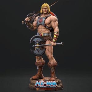 Peut inclure: Une figurine musclée de He-Man debout sur un socle rocheux avec le texte He-Man and the Masters of the Universe. La figurine porte une plaque de poitrine argentée avec une croix rouge, des bottes en fourrure brune, une épée et une hache d'armes.