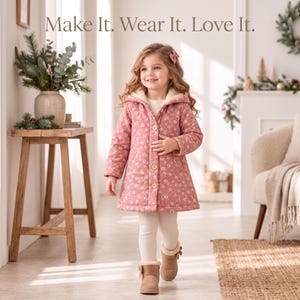 Può includere: Un bambino indossa un cappotto con cappuccio rosa polvere con motivo floreale bianco, caratterizzato da una fodera in pelliccia sintetica color crema e tre bottoni chiari sul davanti. Indossa anche leggings color crema e stivaletti in camoscio beige.