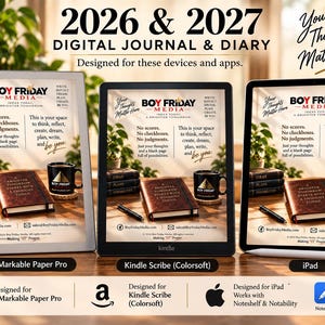 Könnte beinhalten: Drei digitale Tablets mit einem digitalen Journal und Tagebuch für 2026 & 2027 von Boy Friday Media. Die Bildschirme zeigen Text über das Denken, Reflektieren und Planen sowie ein braunes Notizbuch, eine schwarze Tasse und einen Stift auf Holz.