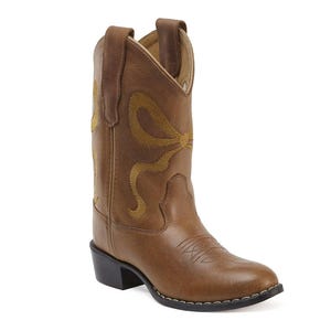 Könnte beinhalten: Ein beigefarbener Cowboystiefel aus Leder mit einem mittelhohen Schaft und einem aufgestickten goldenen Schleifenmotiv an der Seite. Der Stiefel hat eine abgerundete Zehenpartie, einen Blockabsatz und eine dunkelbraune Sohle mit sichtbaren weißen Nähten.
