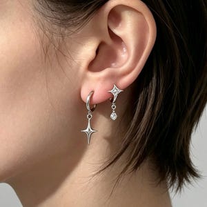 Orecchini pendenti asimmetrici a stella a quattro punte, con stella e zirconi, gioielli gotici Y2K, orecchini impilabili da donna per l'uso quotidiano.