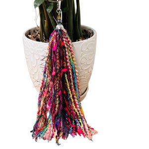 Borla para bolso estilo bohemio: dije para bolso con flecos de múltiples fibras hecho a mano.