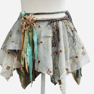 Handgjort grönt Pixie Wrap Belt – Layered Fransed Boho Festivalkjol