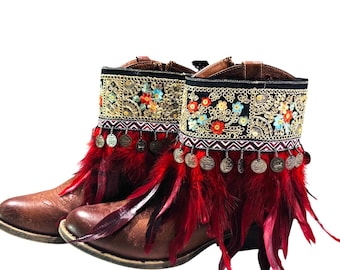 Puños de botas vaqueras con plumas rojas: cubrebotas bohemios