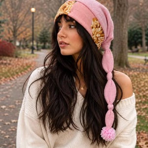 Gorro de duende rosa con pompón, gorro de elfo holgado con patchwork floral, gorro de punto de cola larga, accesorio bohemio de hadas del bosque