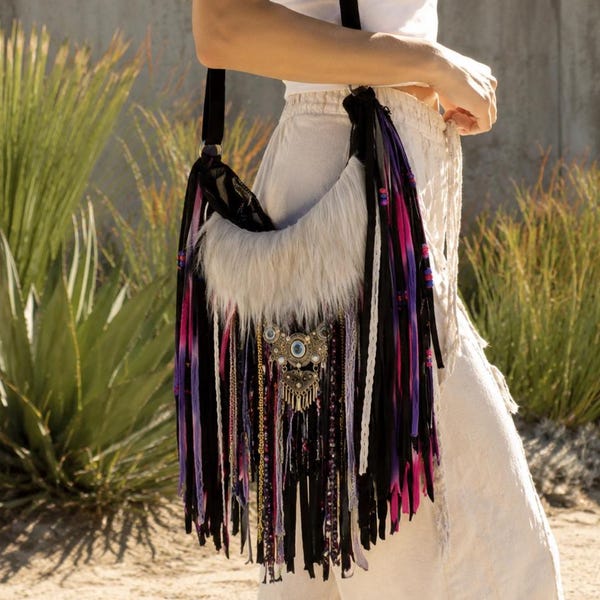 Borsa a tracolla con frange nere e viola fatta a mano – Borsa Boho con effetto scamosciato vegano
