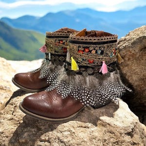 Puños de plumas estilo bohemio: cubrebotas con monedas y cadenas tribales