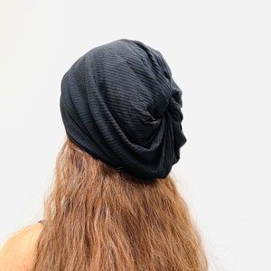 Zwarte zomerhoed lichtgewicht beanie, dreadlock beanie, gedraaide top dames herenhoed chemo hoofddeksel.