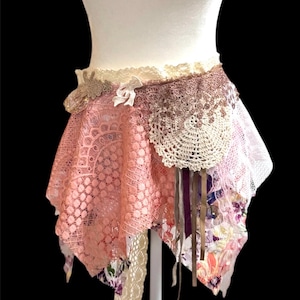 Puede incluir: Un juego de tres tazas de cerámica con un acabado moteado y mate. Las tazas son de color crema, gris claro y gris oscuro. Cada taza tiene un diseño simple y minimalista y un asa redondeada.