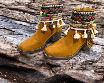 Handgemaakte boho-laarsmanchetten: geborduurde westernlaarstoppers met pompon-franje