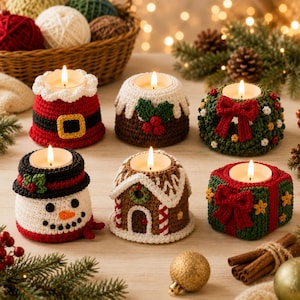 Könnte beinhalten: Sechs gehäkelte Kerzenhüllen mit weihnachtlichen Motiven, darunter ein Weihnachtsmannanzug, ein Christmas Pudding, ein Kranz, ein Schneemann, ein Lebkuchenhaus und ein Geschenk, jeweils mit einem brennenden Teelicht.