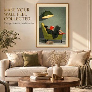Può includere: Una stampa artistica incorniciata che ritrae una persona con un abito scuro e scarpe rosse sdraiata su una poltrona verde lime mentre legge un libro rosso sotto una lampada da terra verde. Il testo recita: MAKE YOUR WALL FEEL COLLECTED. Vintage character. Modern calm.