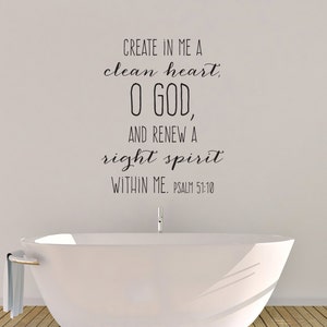Könnte beinhalten: Ein weißes Badezimmer mit einer Badewanne und einem Wandaufkleber mit dem Text "CREATE IN ME A clean heart, O GOD, AND RENEW A right spirit WITHIN ME. PSALM 51:10"