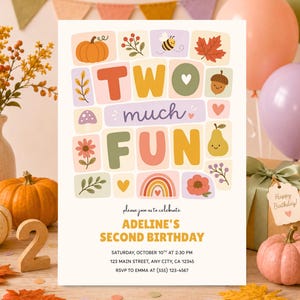 Op de afbeelding: Een rechthoekige verjaardagsuitnodiging met de tekst TWO much FUN, Adeline's Second Birthday en evenementdetails. Het ontwerp bevat kleurrijke illustraties van een pompoen, bij, blad, eikel, peer, bloem en regenboog op een witte achtergrond.