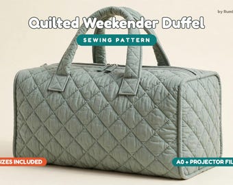 Könnte beinhalten: Eine salbeigrüne, gesteppte Reisetasche mit zwei Tragegriffen und einem Reißverschluss. Der Text auf dem Bild lautet: Quilted Weekender Duffel, SEWING PATTERN, by RumBloom, 3 SIZES INCLUDED, A0 + PROJECTOR FILES.