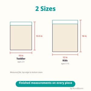 Pode incluir: Um gr&aacute;fico de tamanhos intitulado 2 Sizes mostra dois ret&acirc;ngulos. O tamanho Toddler mede 25,4 cm de largura por 34,3 cm de altura para 2-4 anos. O tamanho Kids mede 30,5 cm de largura por 40,6 cm de altura para 5-10 anos. Texto: Measured flat, top edge to bottom seam.