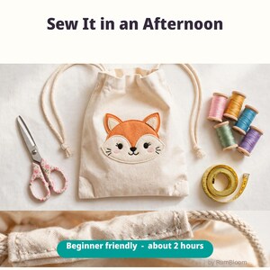 Pode incluir: Uma bolsa de cord&atilde;o bege com um rosto de raposa bordado, acompanhada por tesouras com padr&atilde;o floral, cinco carret&eacute;is de linha coloridos e uma fita m&eacute;trica amarela. O texto diz: Sew It in an Afternoon e Beginner friendly - about 2 hours.