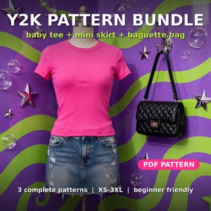 Puede incluir: Un paquete de patrones PDF Y2K que incluye una camiseta corta de canalé rosa brillante, una minifalda de mezclilla azul desgastada y un bolso baguette negro acolchado. El texto dice Y2K PATTERN BUNDLE, baby tee + mini skirt + baguette bag, PDF PATTERN, 3 complete patterns | XS-3XL | beginner friendly.
