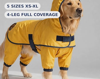 Pode incluir: Uma capa de chuva amarela para cães com acabamento azul-escuro e capuz, com o texto DOG RAINCOAT, 5 SIZES XS-XL e 4-LEG FULL COVERAGE. A peça cobre o tronco e as quatro patas, com punhos elásticos e um fecho de velcro ajustável.