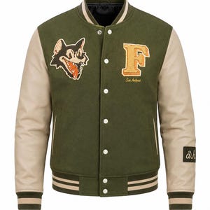 Könnte beinhalten: Eine olivgrüne Collegejacke mit beigen Ärmeln, die auf der rechten Brust einen Wolfsaufnäher, auf der linken Brust einen großen Buchstaben F mit dem Schriftzug San Andreas sowie einen kleinen schwarzen Aufnäher am linken Ärmel mit a.h zeigt.