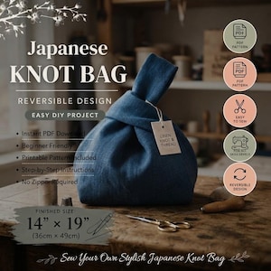 Può includere: Una borsa a nodo giapponese blu scuro con design reversibile. Il testo recita Japanese KNOT BAG, REVERSIBLE DESIGN, EASY DIY PROJECT e FINISHED SIZE: 36 cm x 49 cm. Un'etichetta con scritto LINEN KNOT & THREAD è attaccata al manico in tessuto.