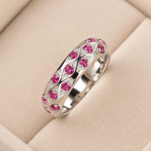 Rubin Evighetsring • Statement Rubinarmband • Smycken med födelsesten i juli • Evighetsring med ädelsten • Jubileumspresent