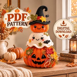 Könnte beinhalten: Eine Häkelanleitung als PDF-Download mit einem gestapelten Trio aus Halloween-Figuren: ein unterer orangefarbener Kürbis, ein mittlerer weißer Geist und ein oberer orangefarbener Kürbis mit schwarzem Hexenhut, kleiner Spinne und Stern.