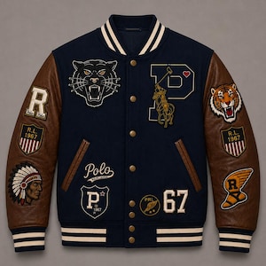 Puede incluir: Una chaqueta universitaria azul marino con mangas de cuero marrón, con varios parches bordados que incluyen una pantera, un tigre, un jugador de polo, el número 67 y textos como Polo Ralph Lauren, R.L. 1967 y PRL. Tiene cuello y puños a rayas.